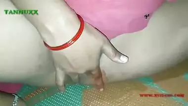 Amateur MMS clip of eccentric Desi gal fingering XXX peach at home