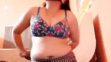 Busty Bhabhi’s naked sexy body show on live cam