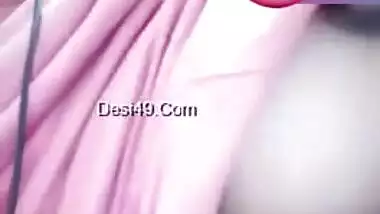 Pretty Desi woman lifts pink top to show boobs during the porn video call