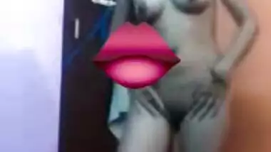 Desi collage girl showing her boobs