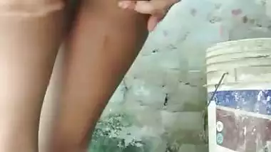 Sexy village girl shoots her nude MMS for fun