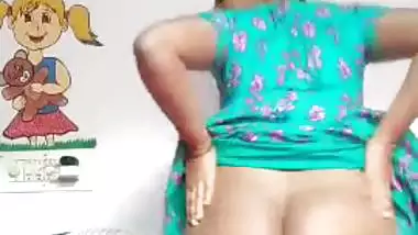 Super hot Desi XXX chick fingering her sweet pussy hole on cam