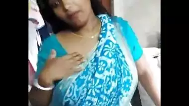 Bubbly delhi housewife bhabhi disha roy bubbly navel and cleavage expose in blue sare