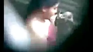 Bangladeshi bhabhi expoing big boobs while bathing