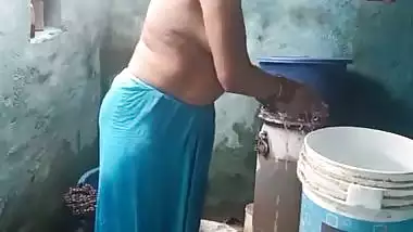 Mature aunty topless bathing caught on camera