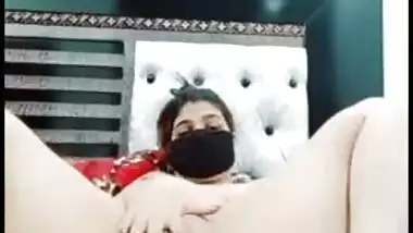 Desi whore poses nude for custom made XXX clip for kinky client