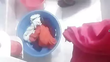 Today Exclusive- Desi Bhabhi Bathing Record By Hidden Cam