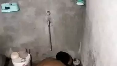 Indian sex MMS of a guy fucking his GF in the bathroom