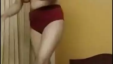 Mature Desi XXX girl dancing topless on bed and showing her beautiful body