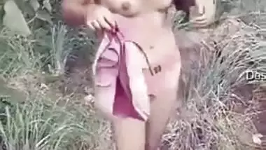 Outdoor Desi mms clip of tiny Indian gal caught posing naked for lover